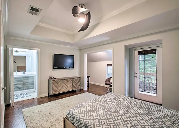 2-Story Pensacola Home With Game Room And Private Yard