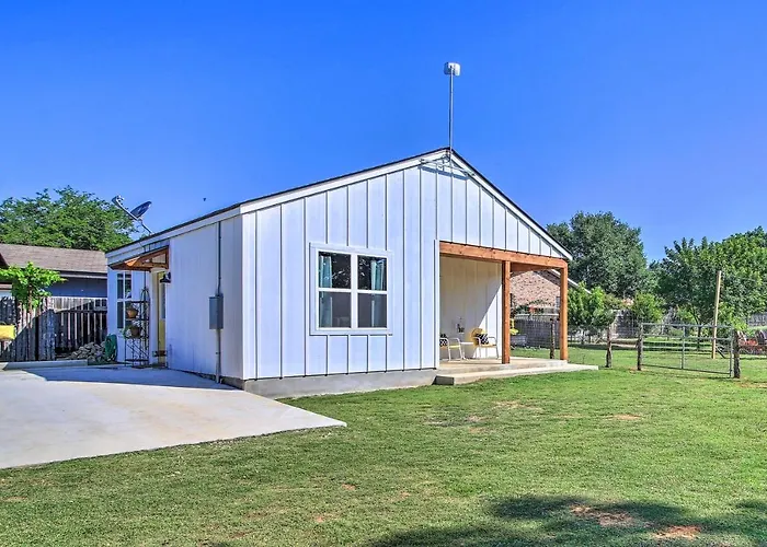 Hill Country Escape: Hike, Swim, & Drink Wine Villa Fredericksburg