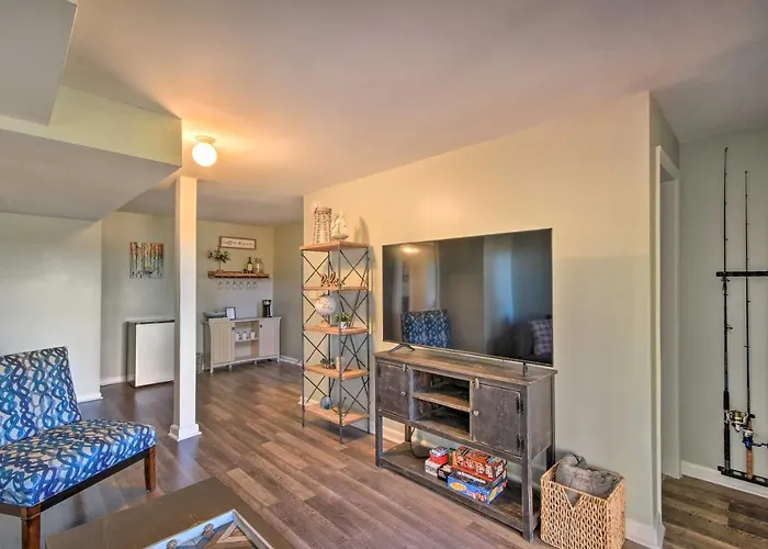Upscale Lakefront Retreat With Dock And 2 Decks! Gainesville