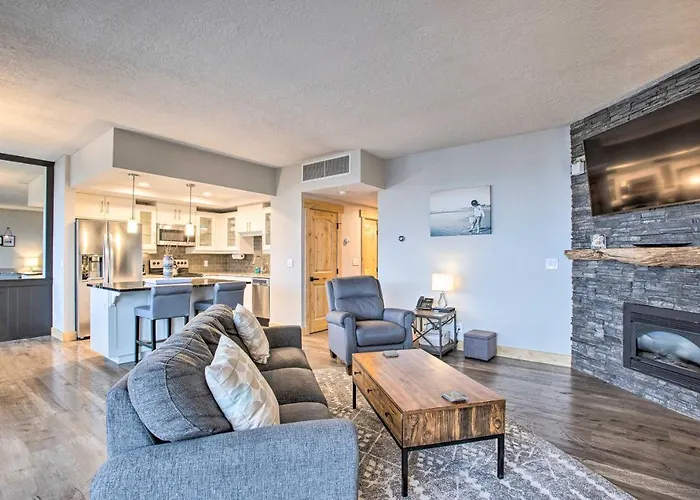 Seaside Condo With Pool, Balcony And Beach Access!