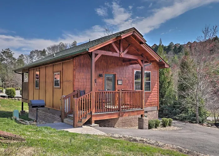 Rustic Pigeon Forge Cabin With Hot Tub Near Town! Villa