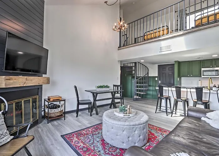 Pool Access & Balcony: Mtn-View Gatlinburg Condo