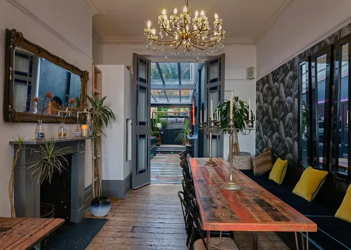 Zanzibar House Award Winning 8-Bedroom Holiday Home Hastings