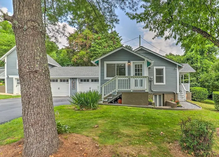 Near Hiking And Dining Dtwn Sylva Cottage!