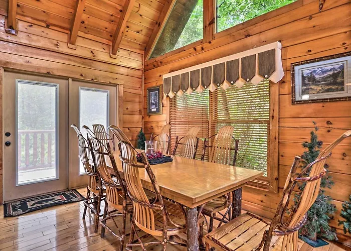 Pigeon Forge Getaway W/ Covered Patio & Hot Tub!