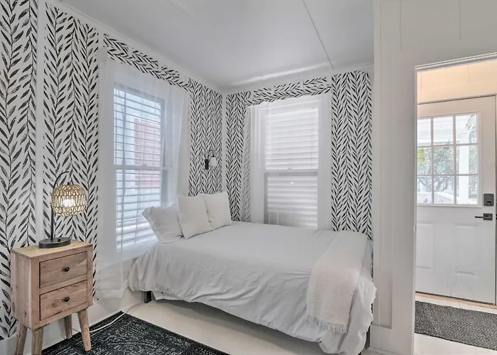 Coastal Galveston Retreat Less Than 1 Mi To Beaches!