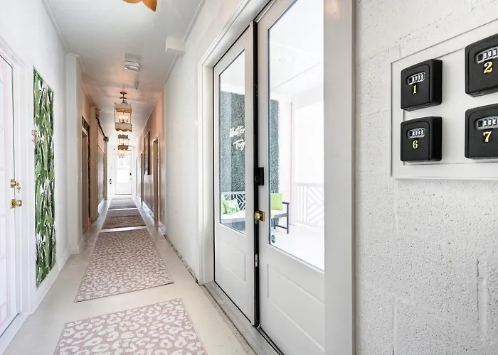 Room 4 Oleander Hotel Downtown Galveston Hotel Near Cruise Terminal & Beach