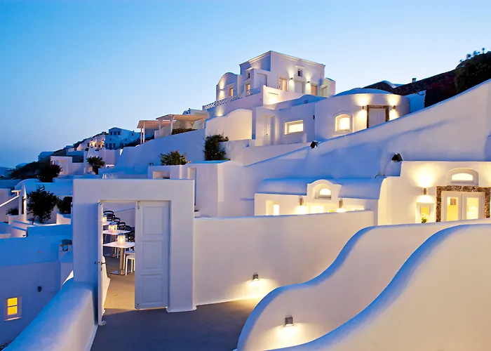 Luxury Hotels in Oia (Santorini)