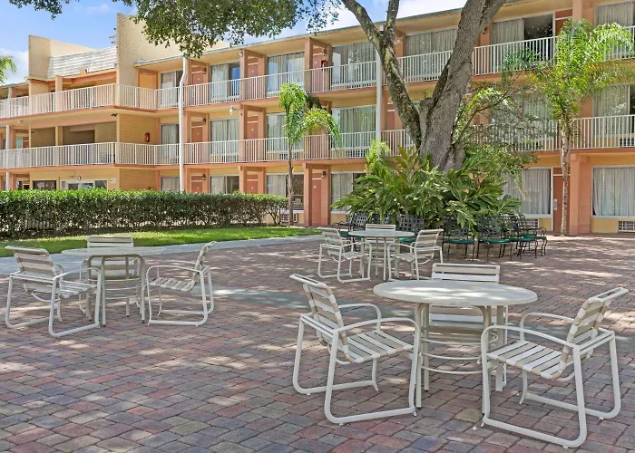 Howard Johnson By Wyndham Tropical Palms Kissimmee