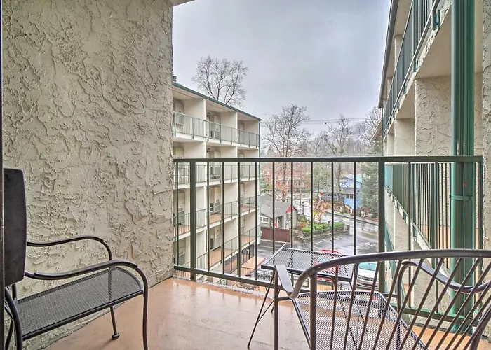 Cozy Downtown Gatlinburg Condo With Pool Access