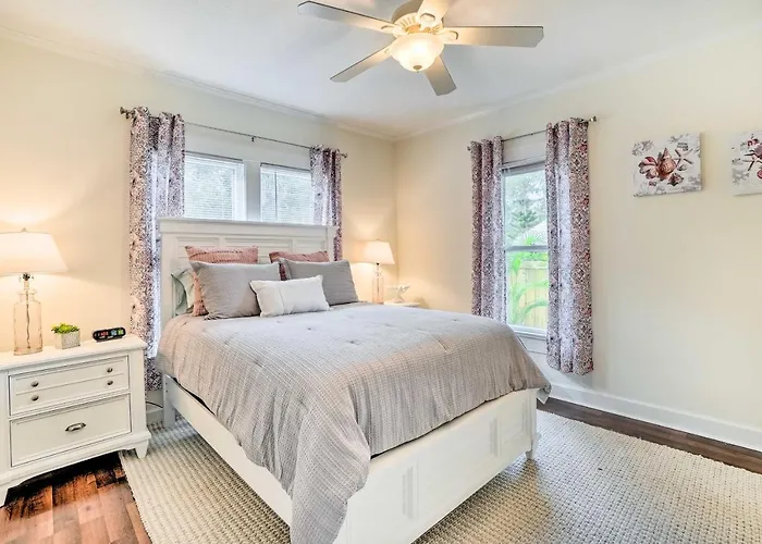 Historic Tarpon Springs Abode ~ 3 Mi To Beach