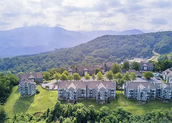 Wow Views!!-Mountain Escape-Outdoor Pool-Close To Downtown-Wifi-Cable-Private Balcony Gatlinburg
