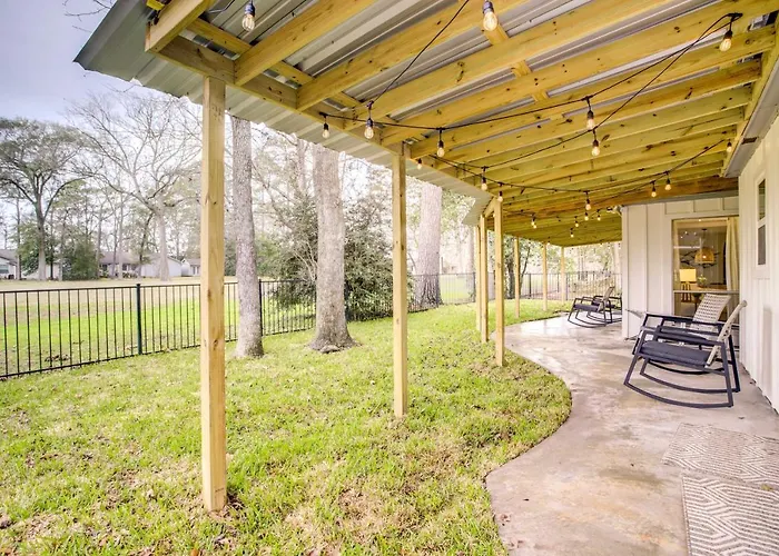 Quiet Conroe Getaway With Patio, Golf Views! Villa