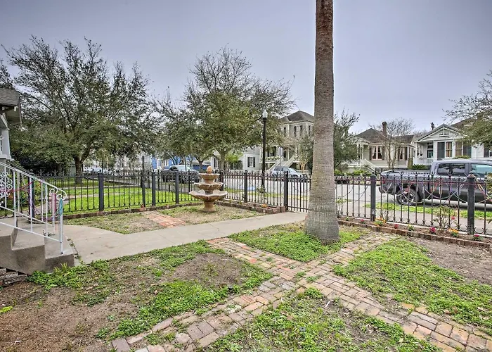 The Art House Home In Galveston Strand District