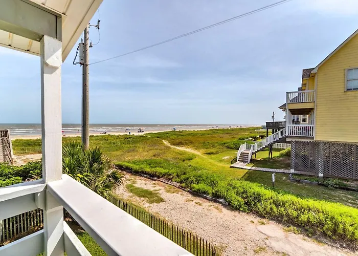 Pet-Friendly Galveston Bungalow, Steps To Beach! Villa