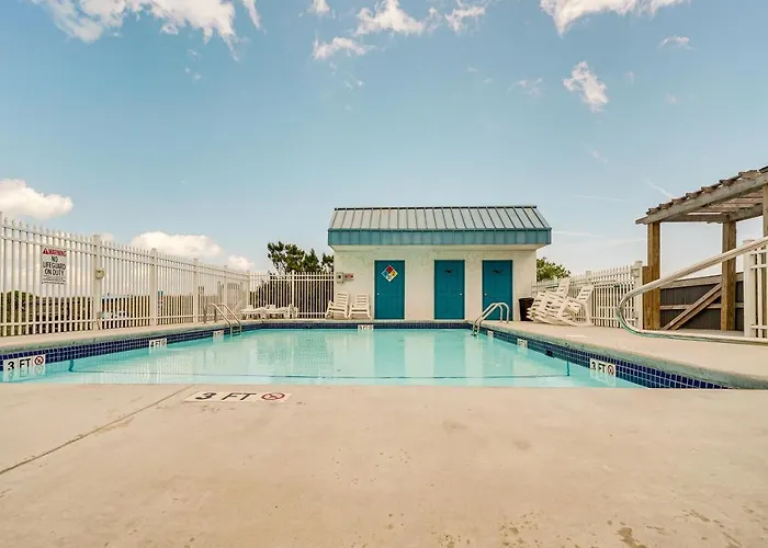 Bright Carolina Beach Condo: Public Beach On-Site