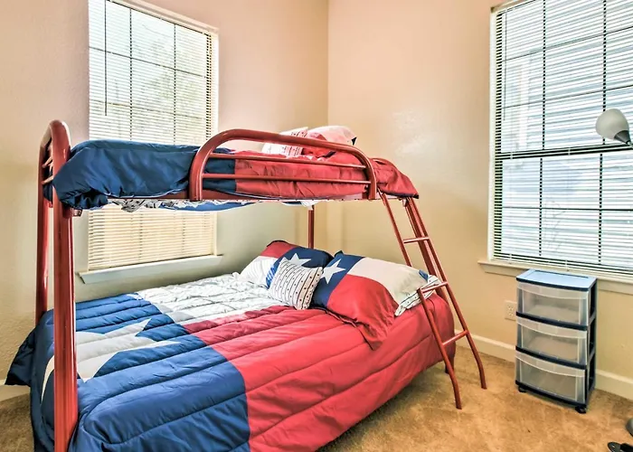 Pet-Friendly Galveston Getaway With Deck And Grill! Villa