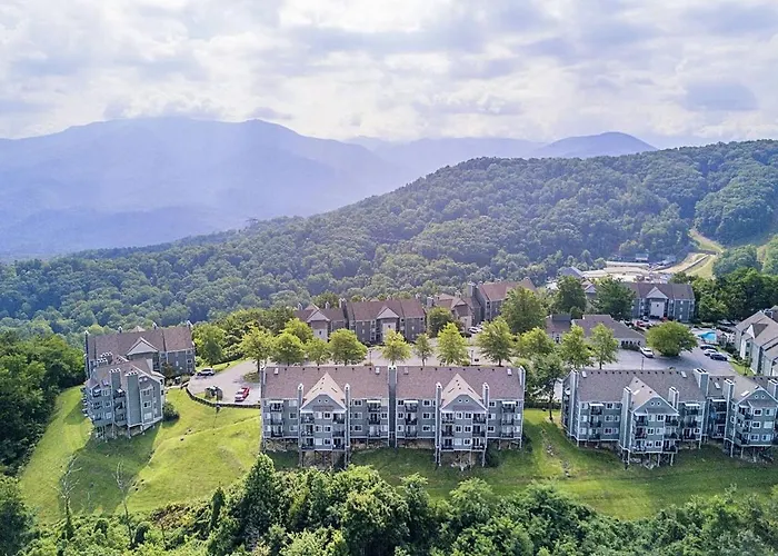 Sky High Views!!-Peak Mountaintop-Outdoor Pool-Close To Downtown-Private Balcony-Wifi-Cable Gatlinburg