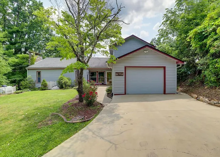 Deck & Stunning Mountain Views: Gatlinburg Home!