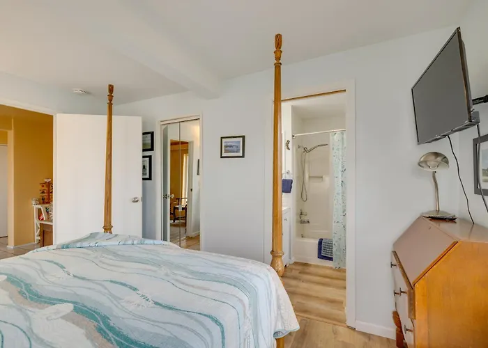 Walk To Seaside Beach! House W/ Hot Tub & Deck