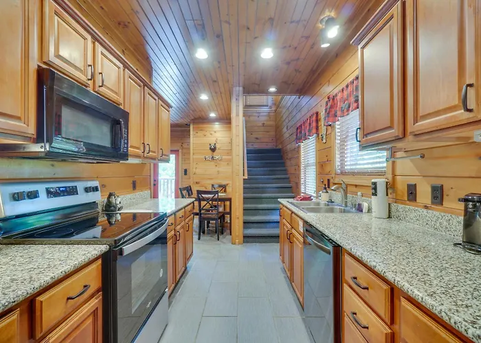 Cabin With Pool Access About 3 Mi To Downtown Gatlinburg