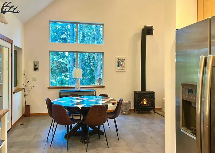 Modern Beaver Valley Cabin W/ Hot Tub & Games! Leavenworth