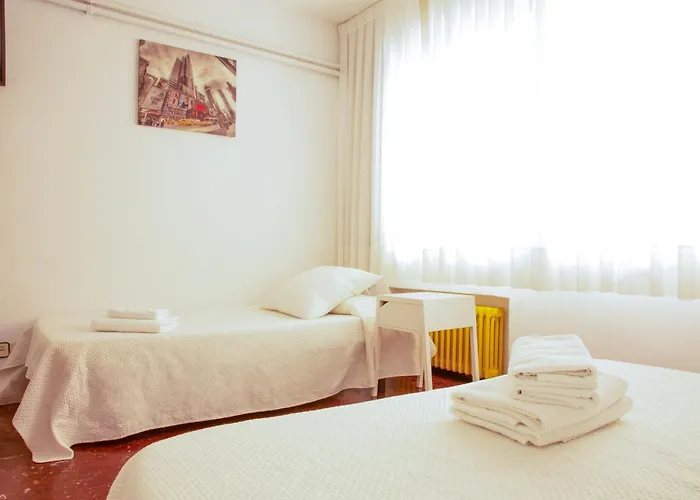 Barcelona City Street Hostal 2 star