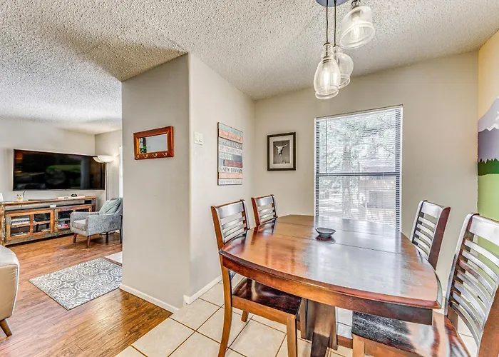 Cozy Ruidoso Condo W/ Deck ~ 2 Mi To Cedar Creek!