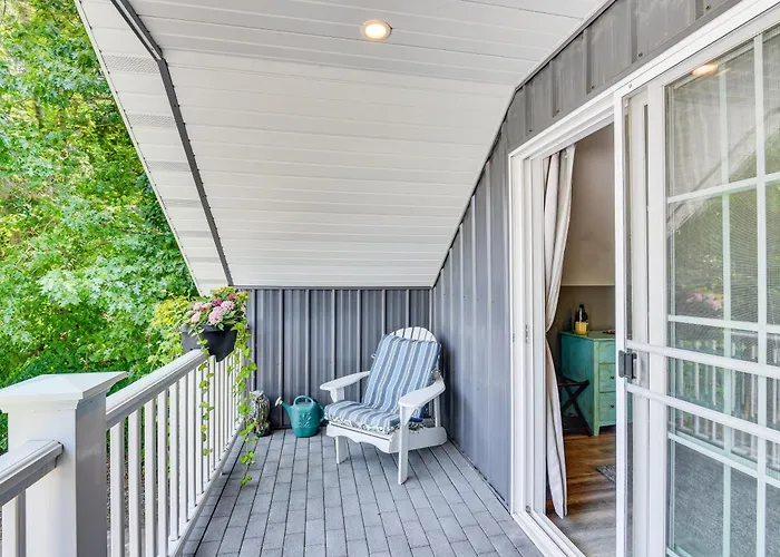 Benton Harbor Apt W/ Balcony + Fire Pit