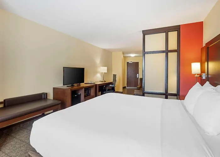 Comfort Suites East Lincoln - Mall Area