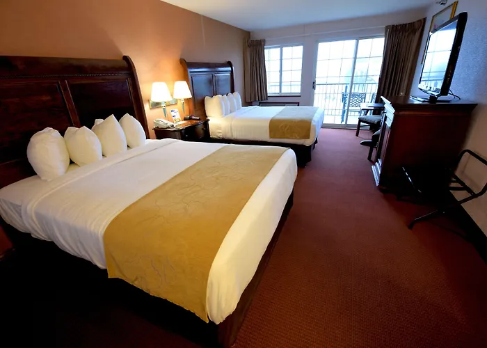 Crown Choice Inn & Suites Lakeview And Waterpark Mackinaw City