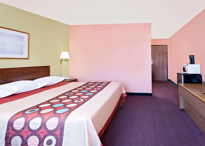 Super 8 By Wyndham Sturgeon Bay Hotel