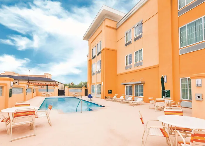 La Quinta By Wyndham Cotulla Hotel