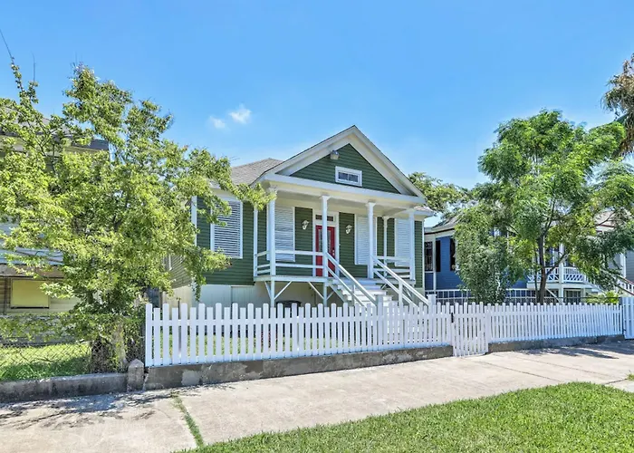 Walk To The Strand & Beach: Updated Victorian Gem Galveston