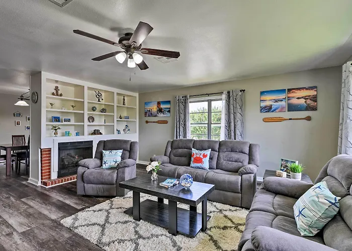 Spacious + Modern Family Duplex In Galveston!