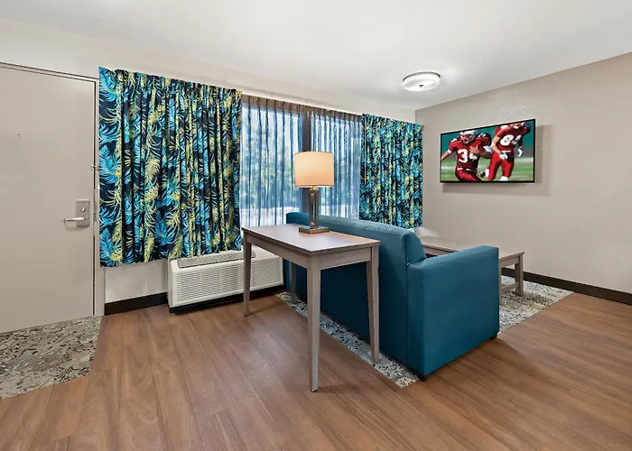 Red Roof Inn Plus+ & Suites Naples Downtown-5Th Ave S