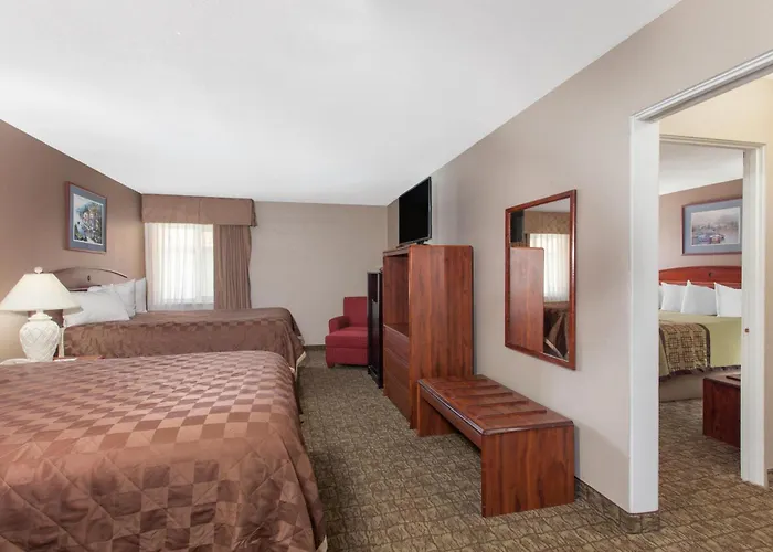 Ramada By Wyndham Fresno North Hotel
