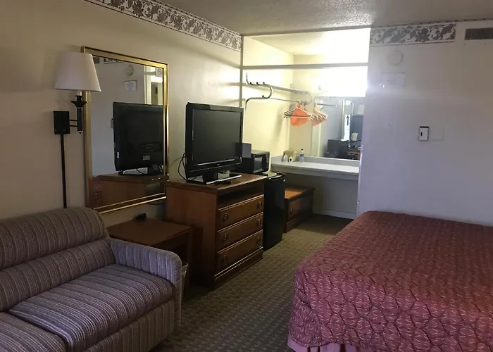 Tyler Inn & Suites