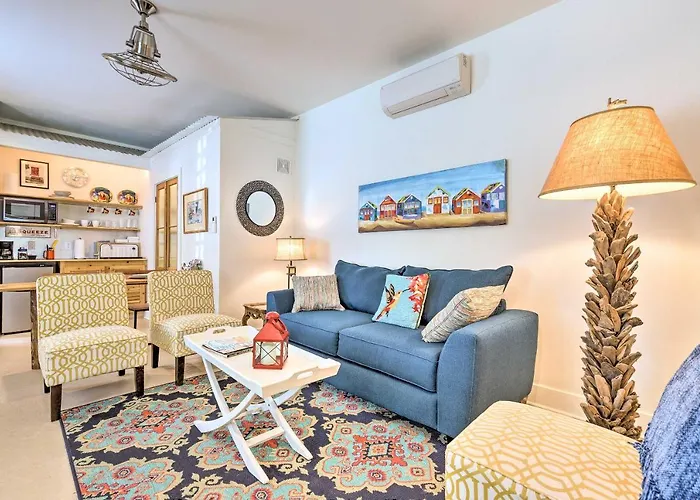 Walk To Beach From Chic Old Town Apartment W/ Yard Bay St. Louis