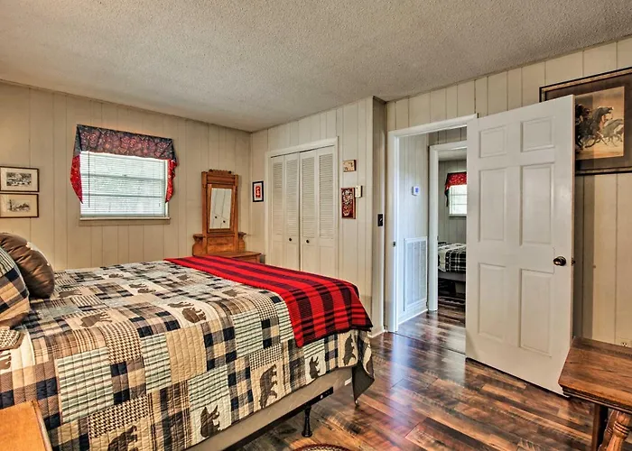 Quiet Cabin With Mountain Views About 3 Mi To Gatlinburg