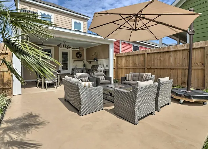 2 Blocks To Stewart Beach: Home W/ Backyard Oasis Galveston