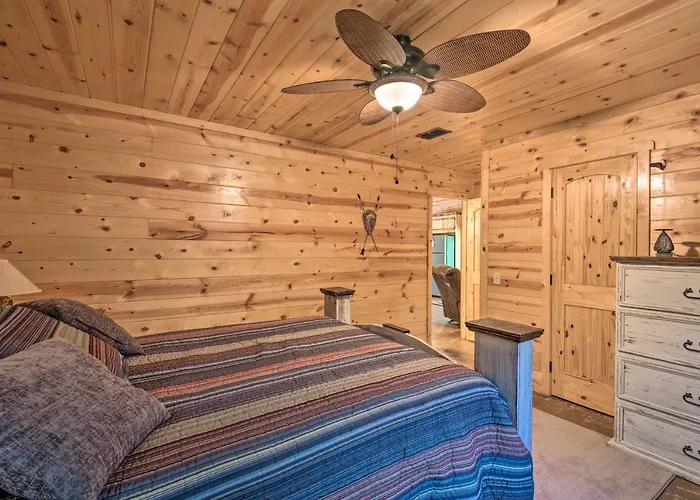 Cabin W/ Hot Tub - Near Broken Bow Lake & Hiking!