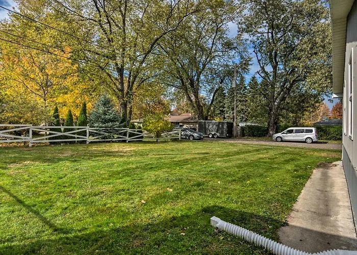 Modern Eerie Escape With Yard About 8 Mi To Presque Isle Villa