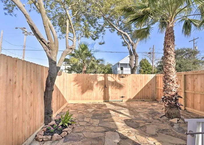 Near Beach & Strand: Bright Cottage In Galveston